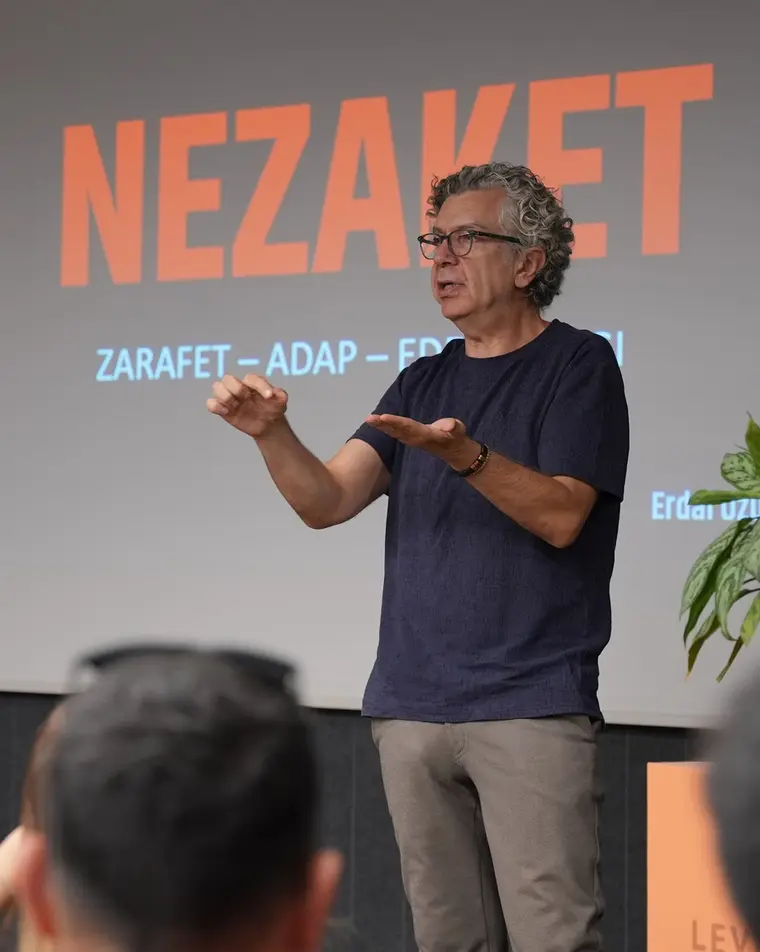 Erdal Uzunoğlu sahnede, Nezaket konuşması sırasında